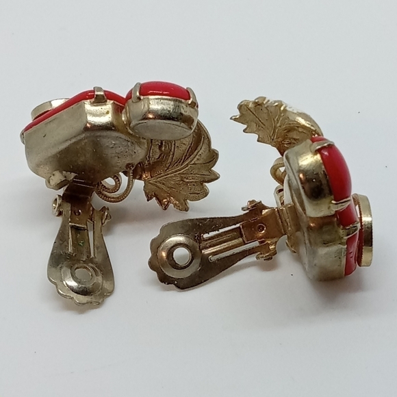 * vintage red glass white leaves gold tone clip on earrings - Picture 4 of 4